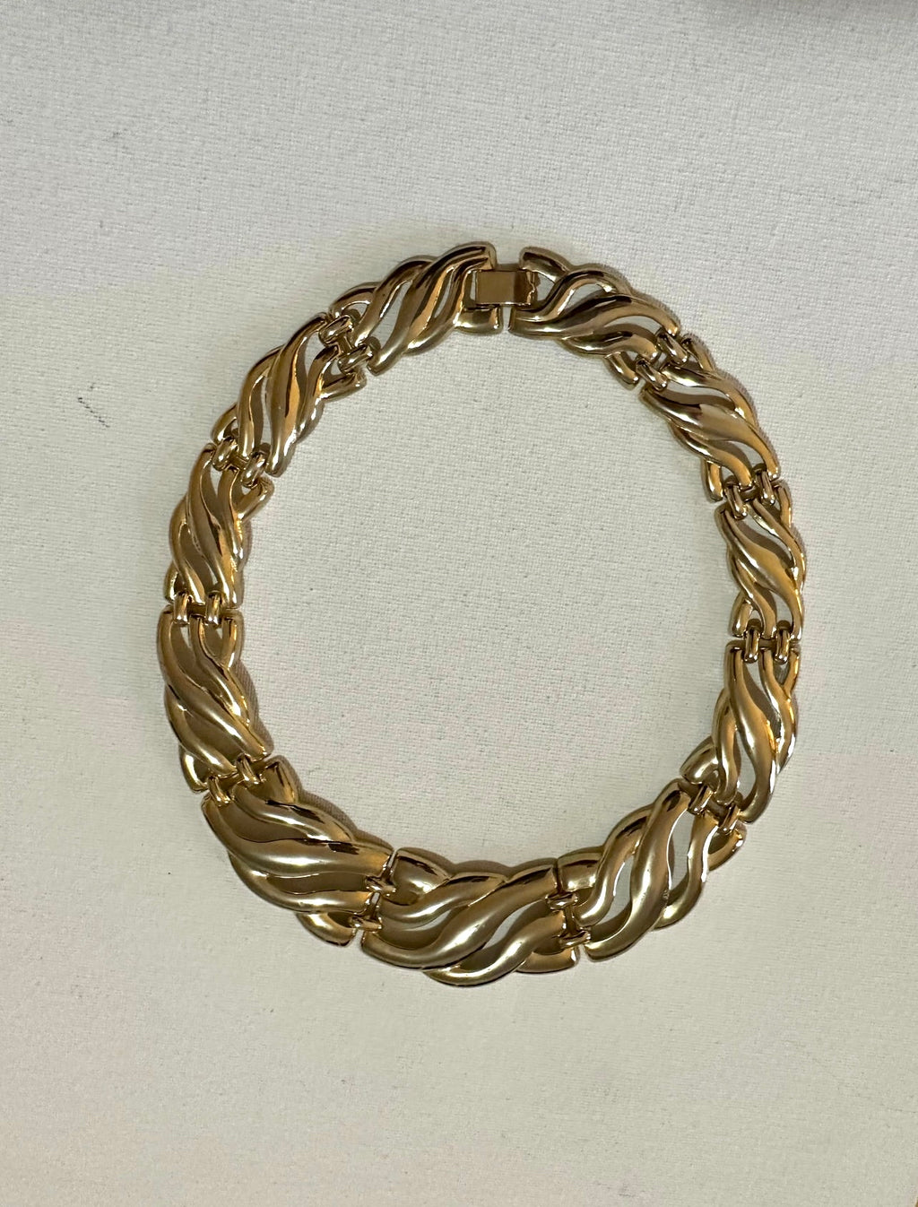 GOLD TEXTURED CHUNKY NECKLACE
