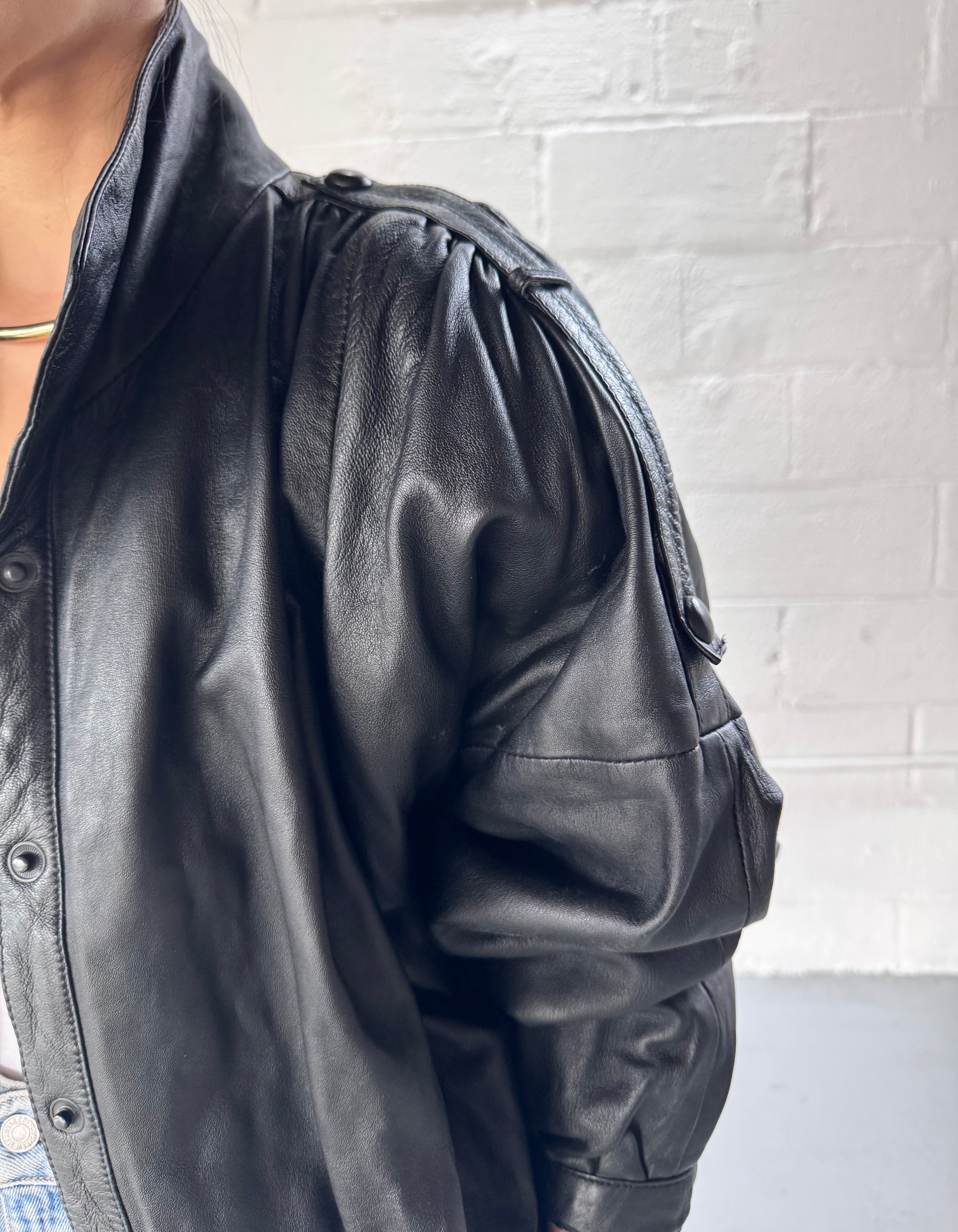 VINTAGE BLACK LEATHER JACKET - SIZE M