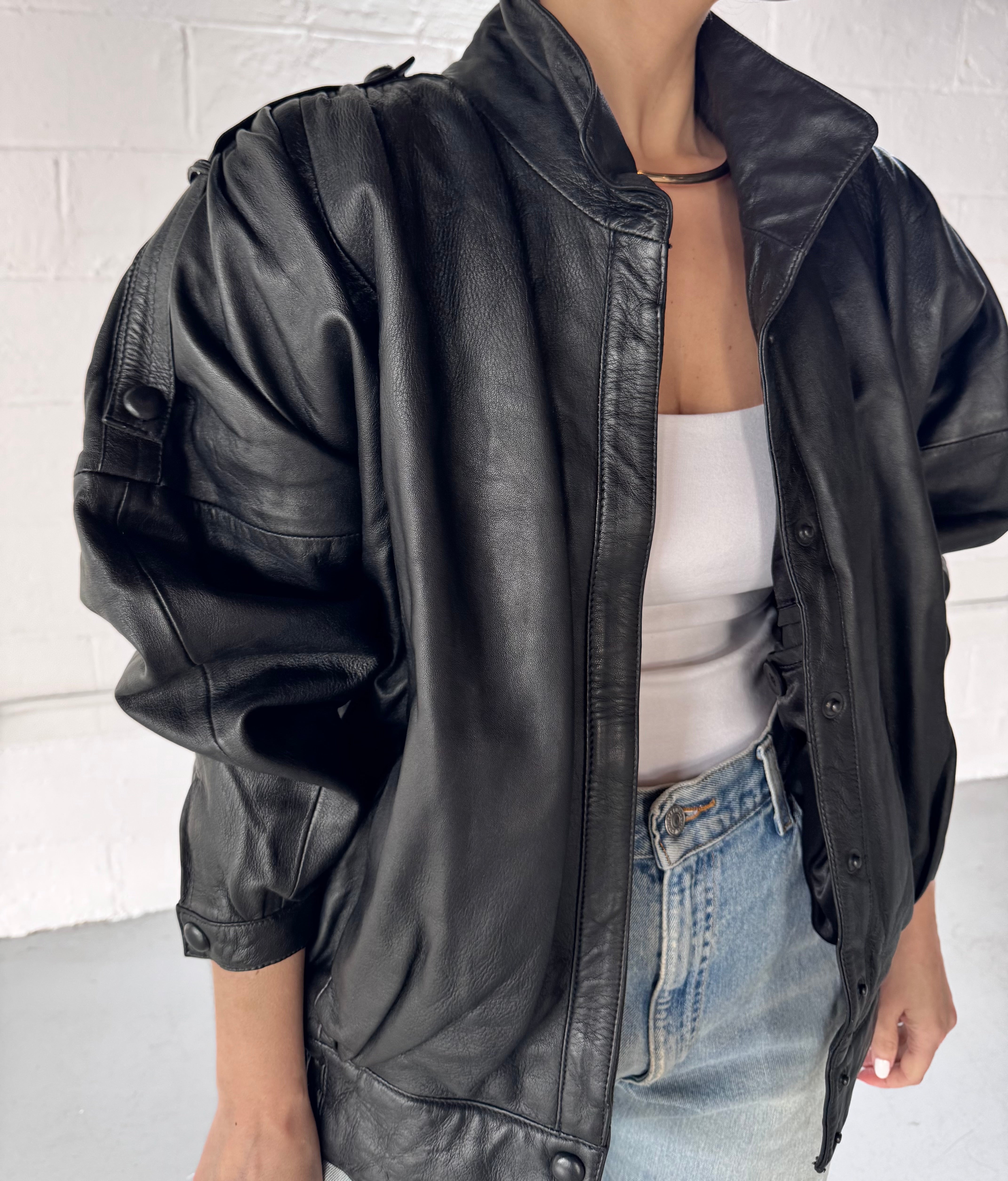 VINTAGE BLACK LEATHER JACKET - SIZE M