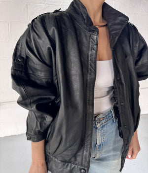 VINTAGE BLACK LEATHER JACKET - SIZE M