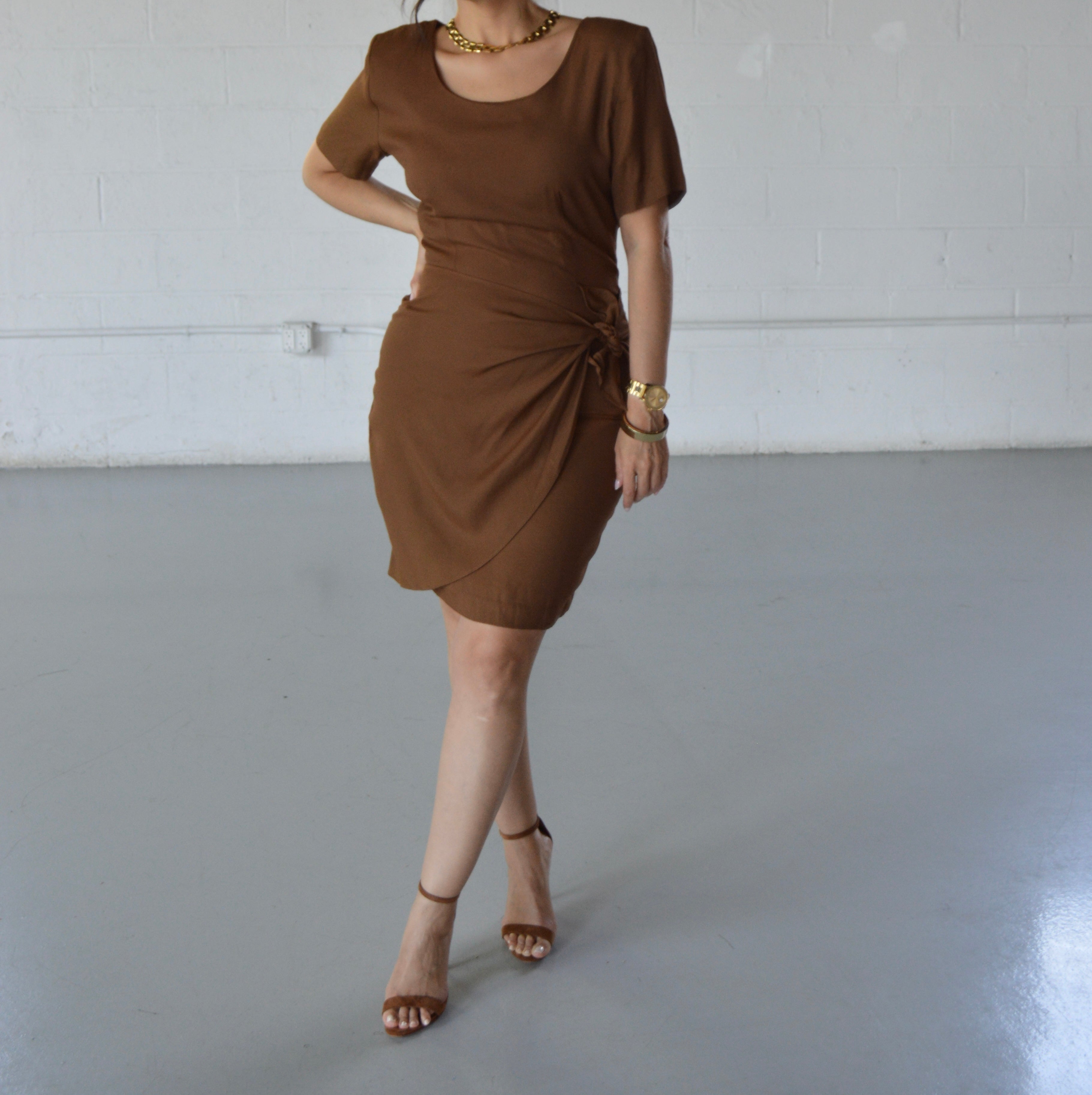 BROWN SHORT SLEEVE FAUX WRAP DRESS - SIZE S BROWN SHORT SLEEVE FAUX WRAP DRESS - SIZE S