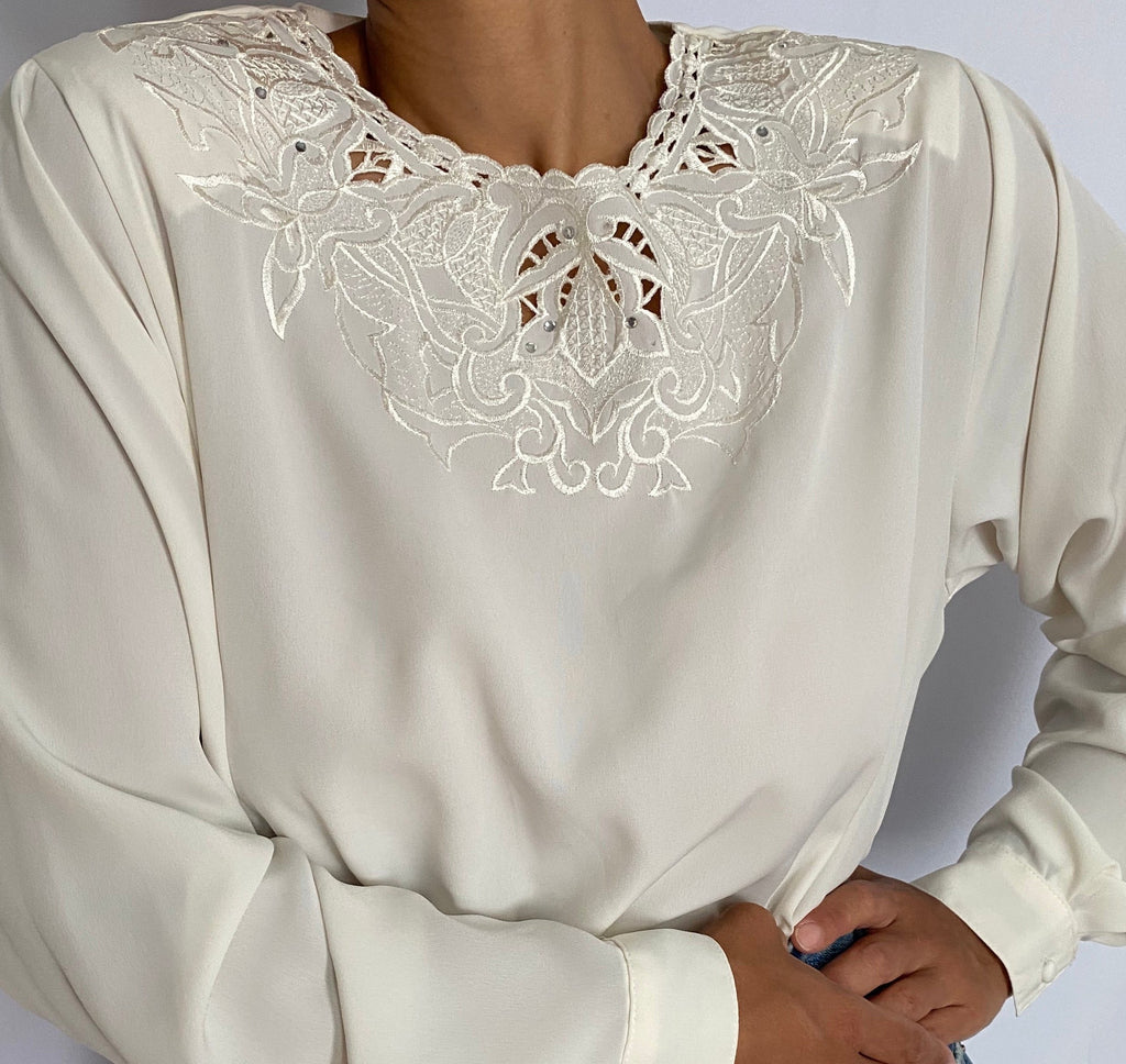 VINTAGE IVORY EMBROIDERED NECKLINE BLOUSE - SIZE M