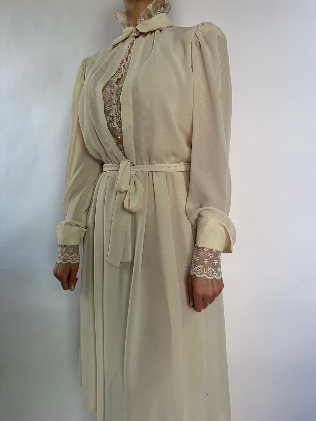 VINTAGE IVORY LONG SLEEVE COLLAR DRESS WITH LACE DETAIL - SIZE M