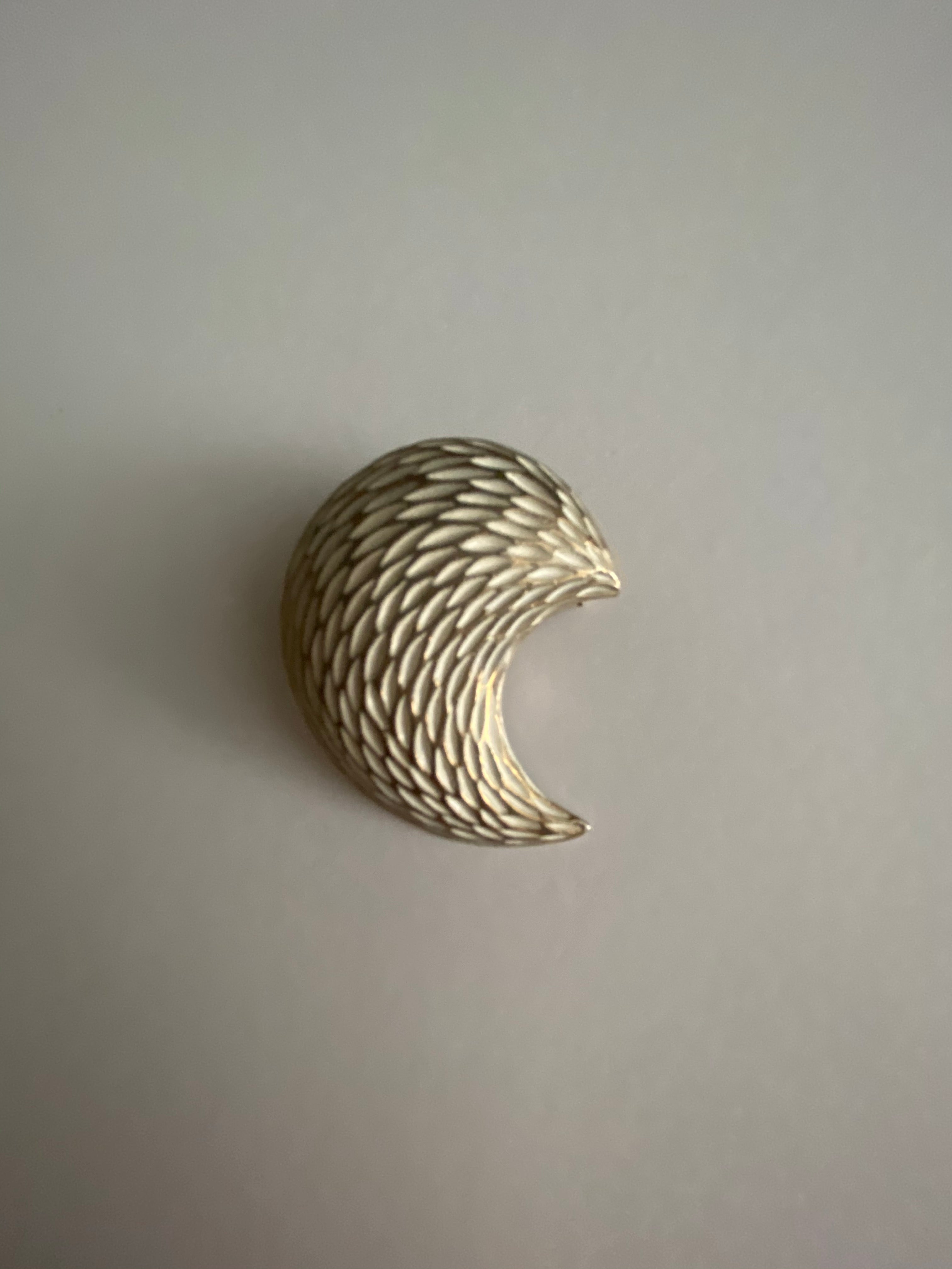 VINTAGE CRESCENT MOON SHAPE BROOCH